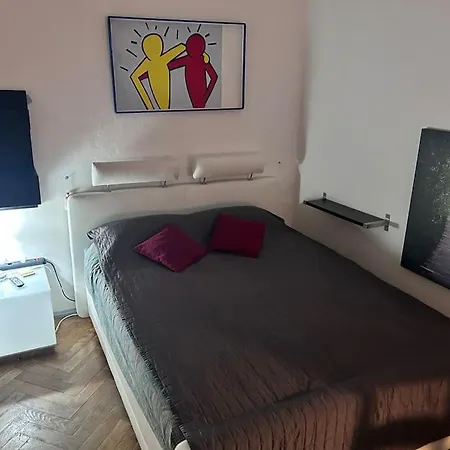 Town Center Apartment *